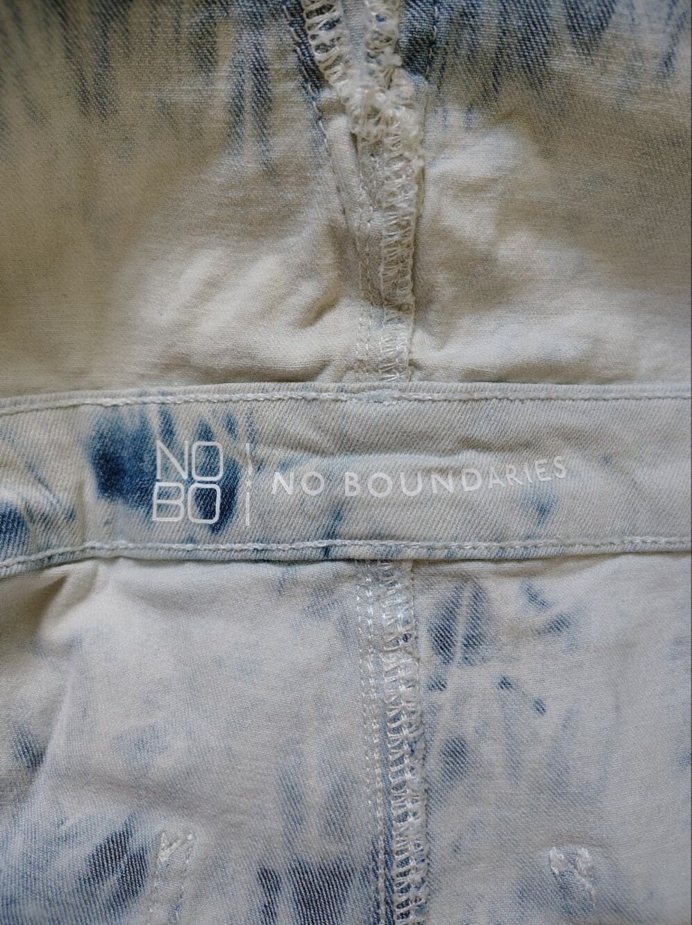 No Boundaries Women's Medium Tie-Dye Denim Short Overalls in White & Blue - Picture 8 of 10